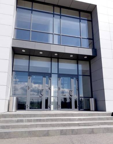 Фасад в здании ВУЗа Фасад в здании ВУЗа